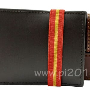 Cartera con la bandera de España y cinturón beige con la bandera de España