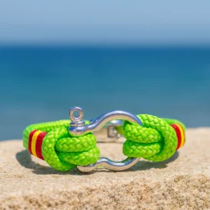 Pulsera grillete lima bandera de España, vista en el mar