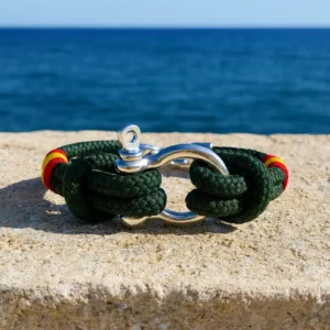 Pulsera grillete verde bandera de España vista al aire libre
