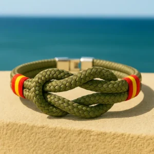 Pulsera nudo verde militar bandera de España vista al aire libre