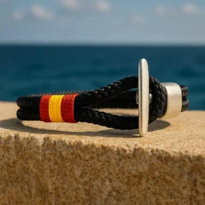 Pulsera amarre negro bandera de España vista al aire libre