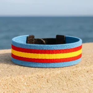 Pulsera bandera de España celeste vista al aire libre