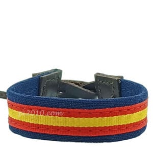 Pulsera de tela azul marino con cinta de bandera de España. Hecha a mano en España