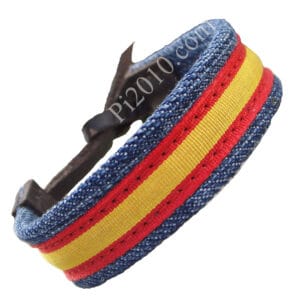 Pulsera de tela vaquera marino con cinta de bandera de España. Hecha a mano en España