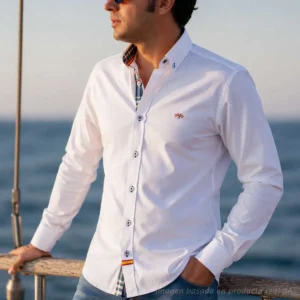 Detalle de camisa blanca con cuello escocés y bandera de España en hombre