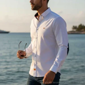 Camisa blanca con detalles marino y bandera de España vista lateral en hombre