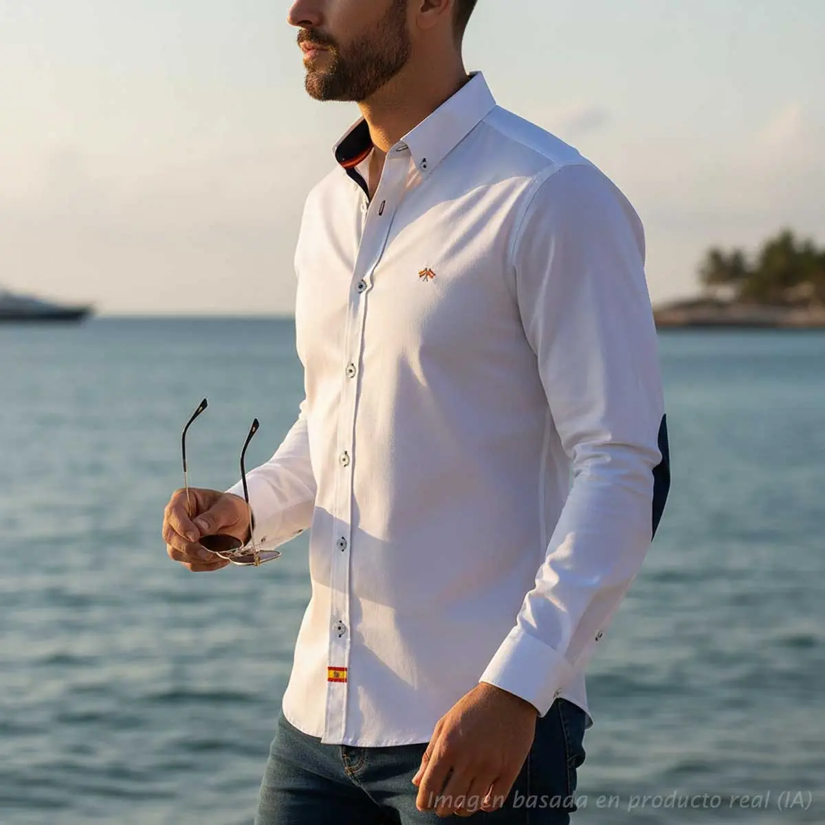 Camisa blanca con detalles marino y bandera de España vista lateral en hombre