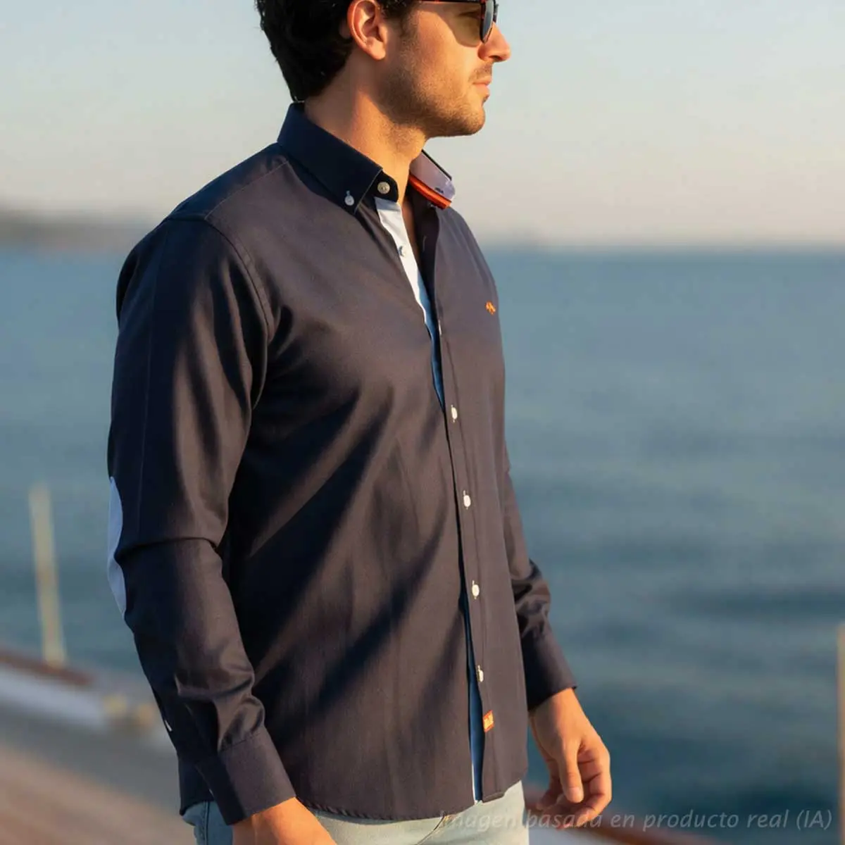 Camisa marino con detalles celeste y bandera de España vista lateral en hombre