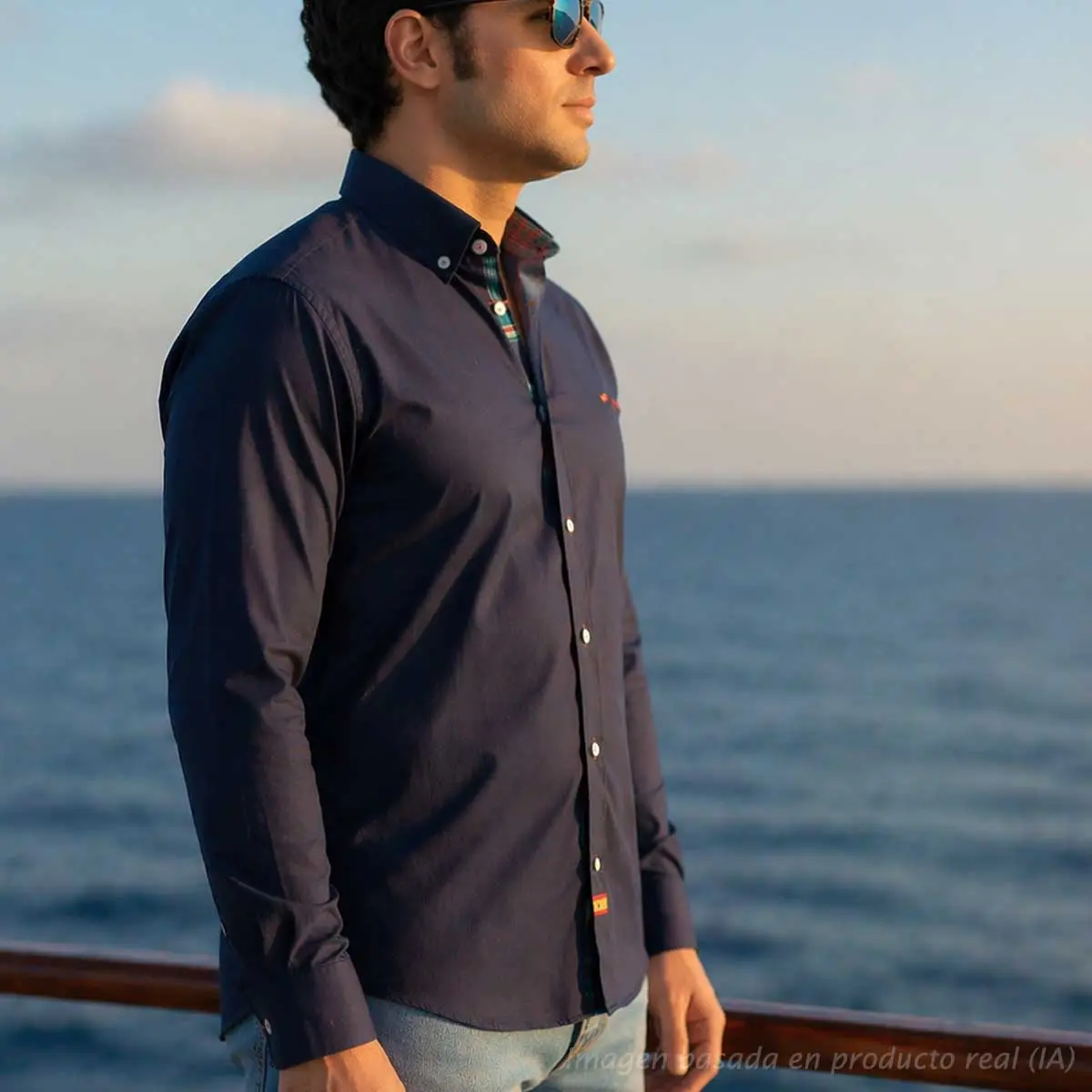 Camisa marino con detalle escocés y bandera de España vista lateral en hombre