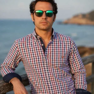 Camisa de cuadros burdeos y marino con bandera de España en hombre