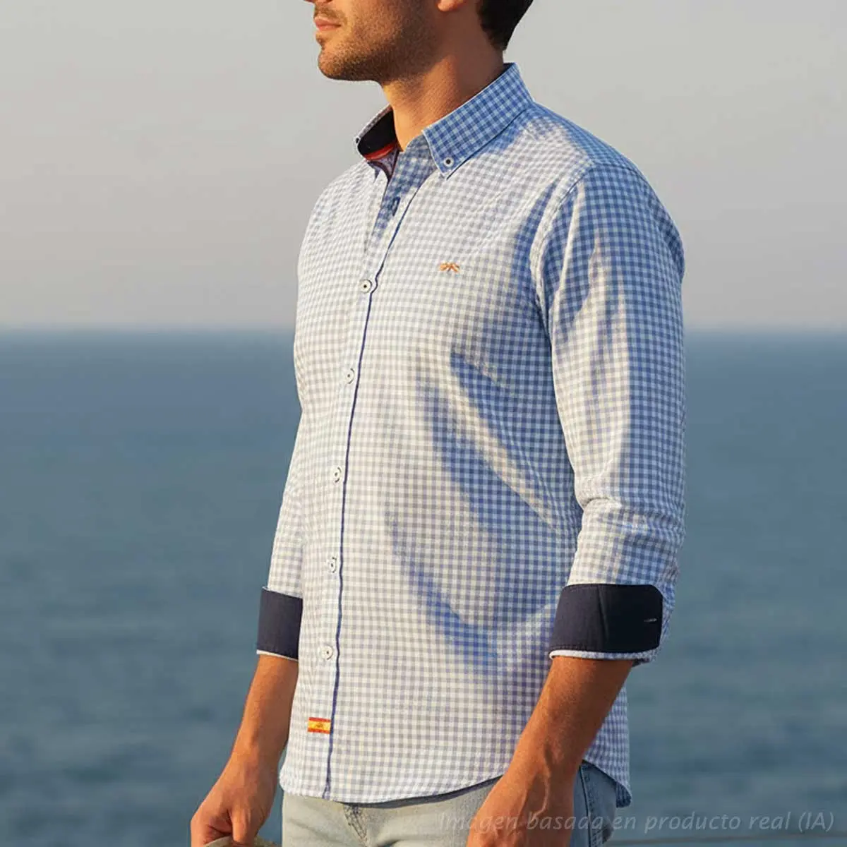Camisa de cuadros celeste con bandera de España vista lateral en hombre