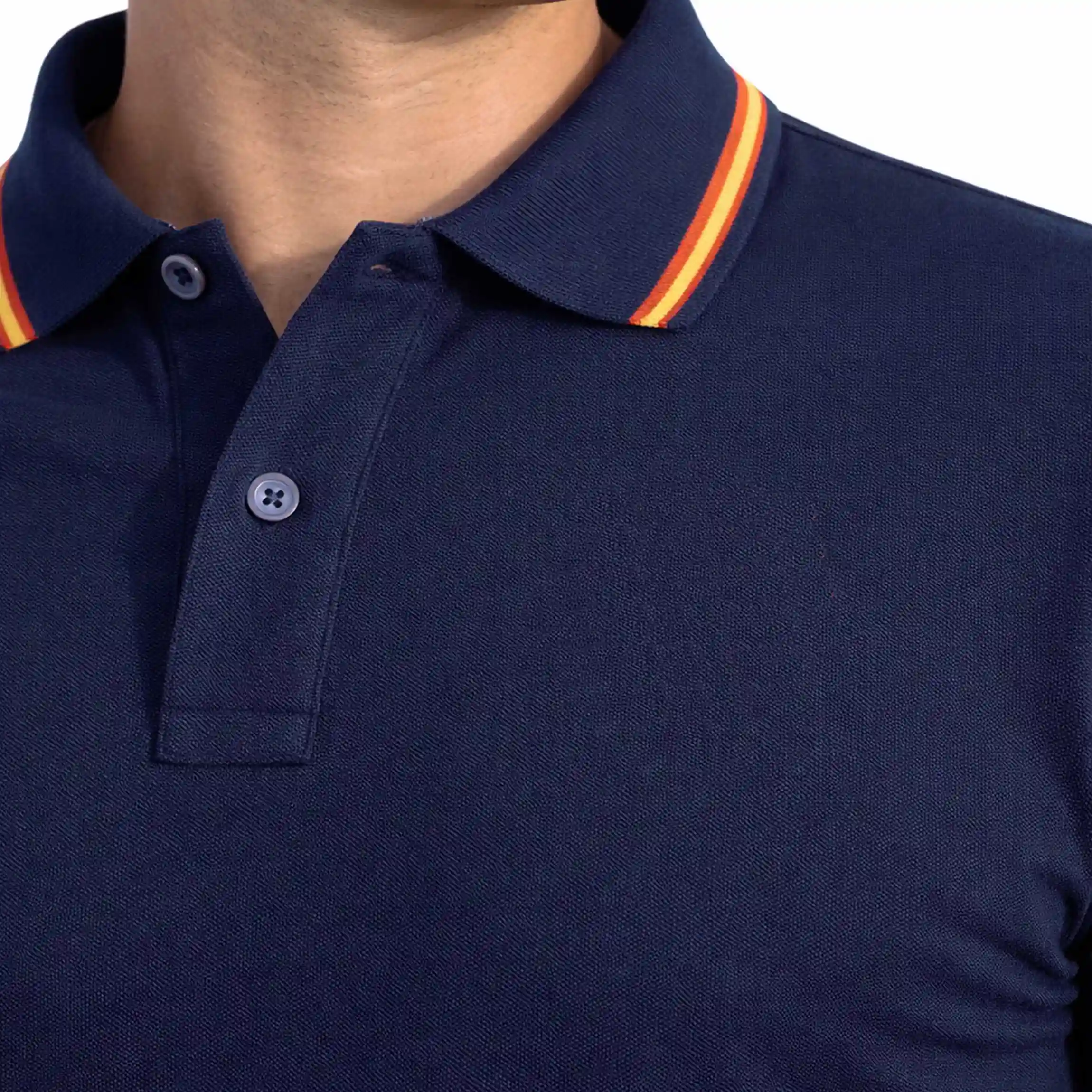 detalle cuello polo marino con bandera de España