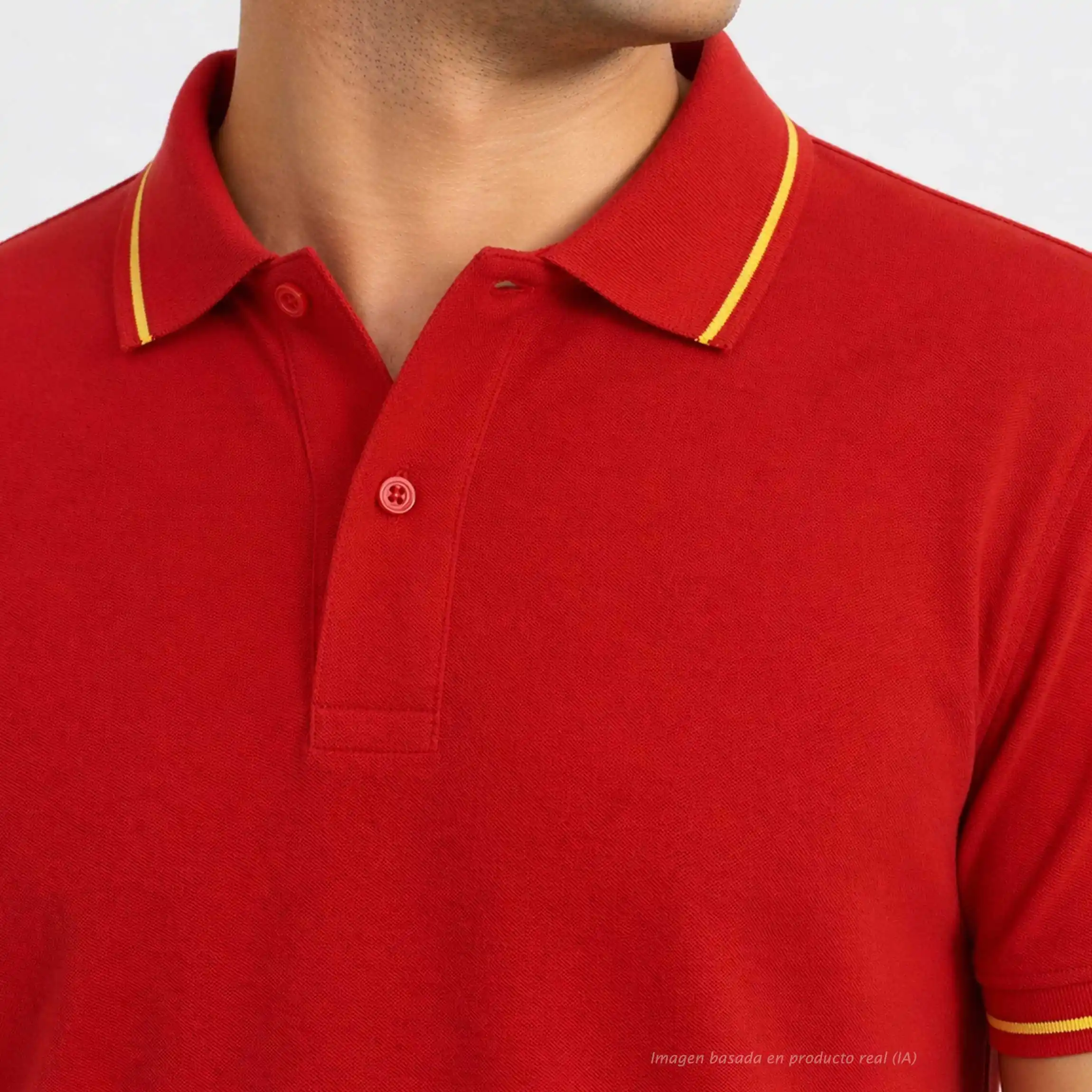 detalle cuello polo rojo con bandera de España