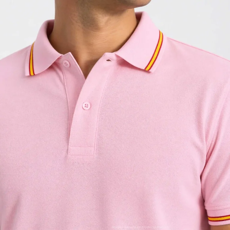 detalle cuello polo rosa con bandera de España