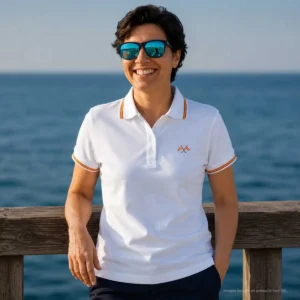 Polo blanco mujer con banderas cruzadas de España bordadas en el pecho