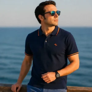 Polo marino con banderas de España en mástil hombre