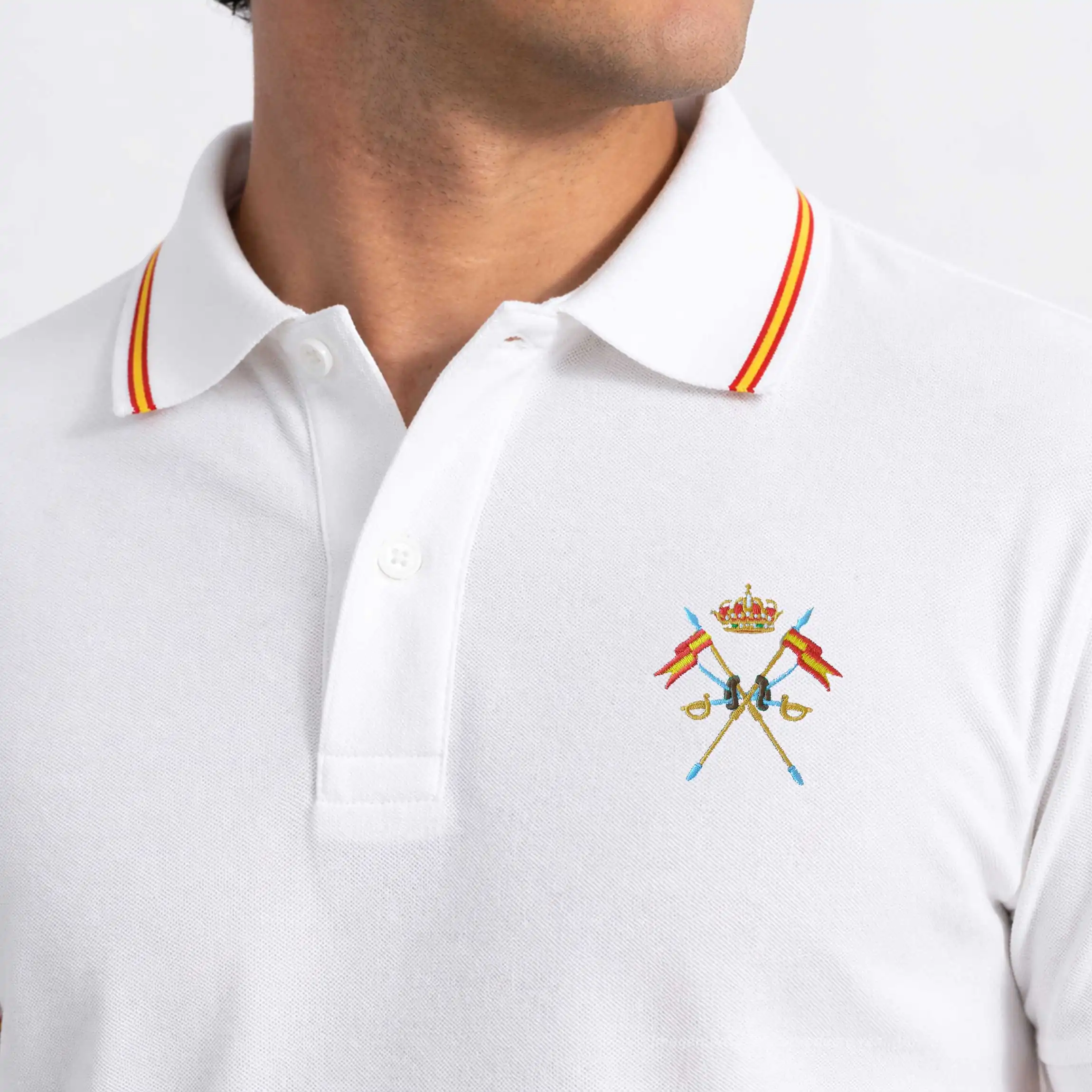 detalle emblema caballeria española bordado en polo blanco de hombre