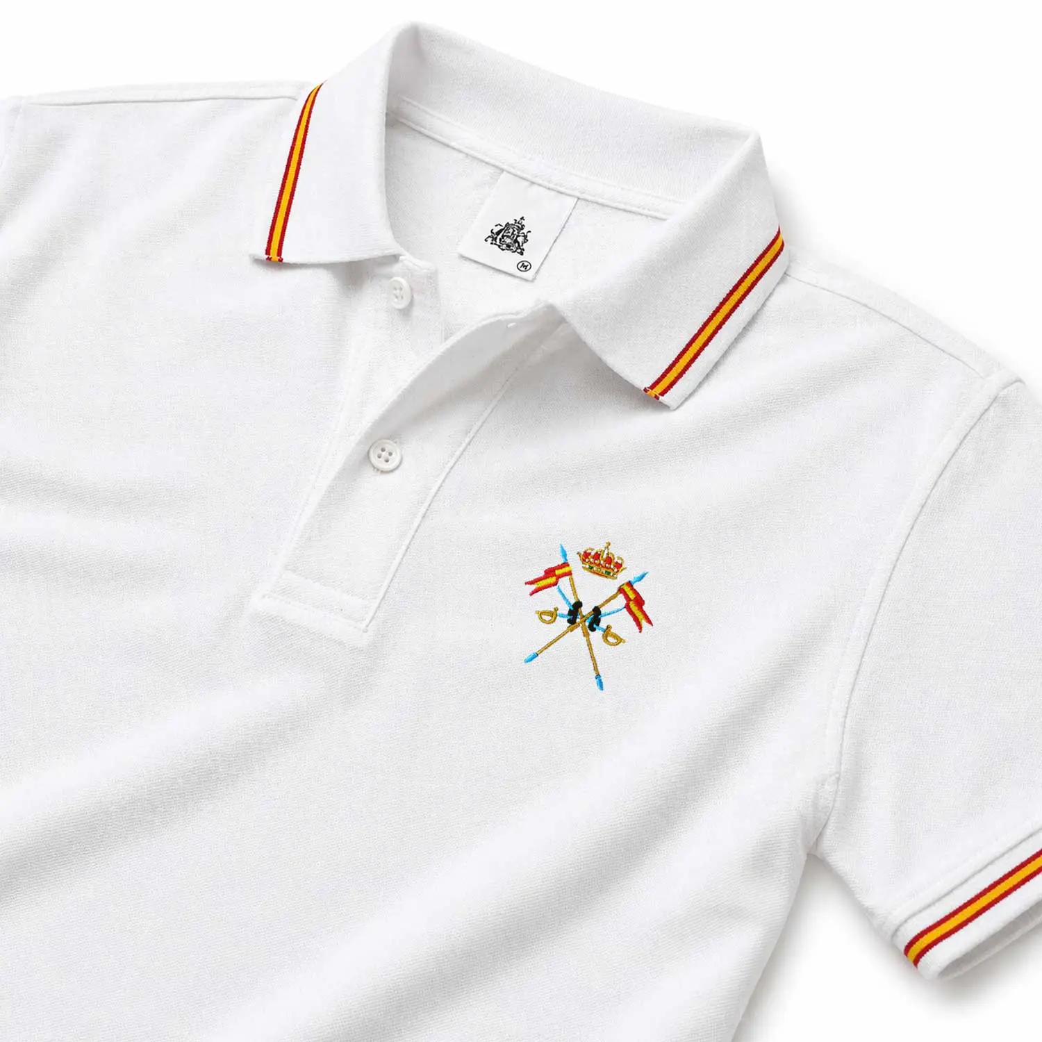 polo blanco caballeria española hombre con bandera de España en cuello y mangas