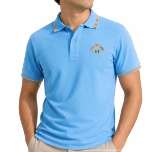 Polo caballería española celeste con bandera de España en cuello y mangas