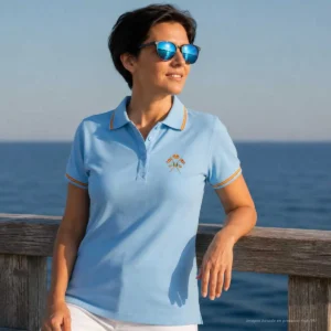Detalle lateral del polo Caballería Española celeste mujer con bordado exclusivo