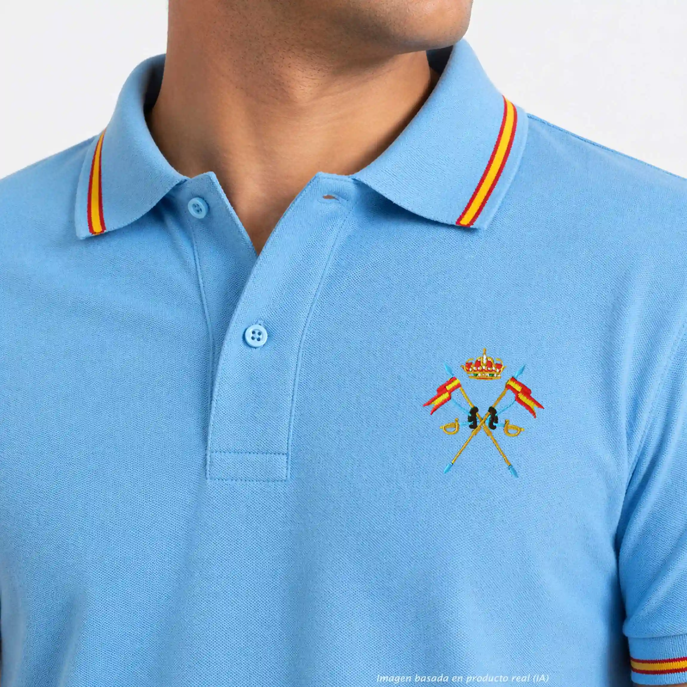 Detalle emblema caballería española bordado en polo celeste