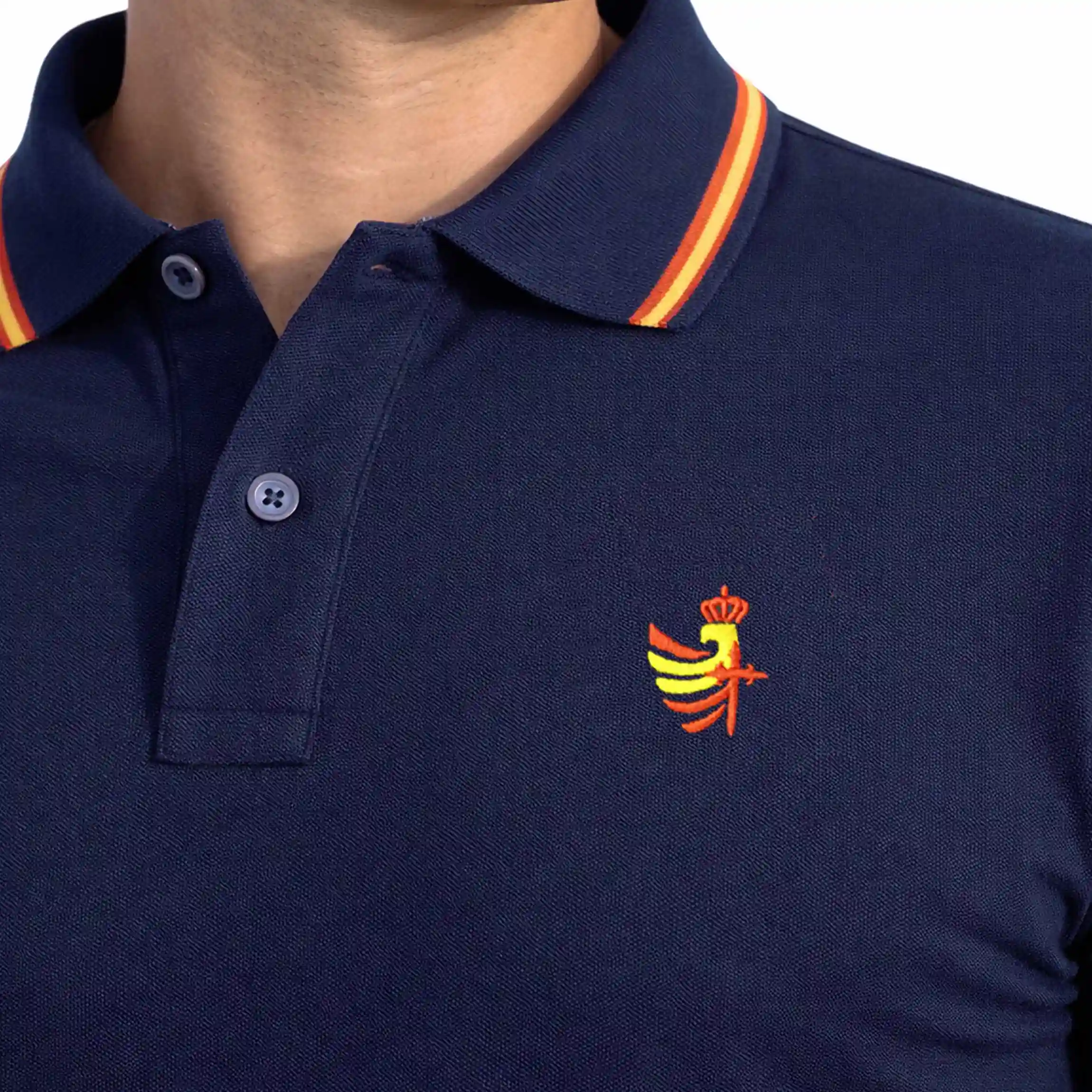 detalle escudo bordado ejército de tierra en polo marino hombre