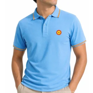 polo celeste elegante hombre con escarapela españa