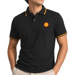 polo escarapela españa negro hombre modelo fondo blanco con bandera en cuello y mangas