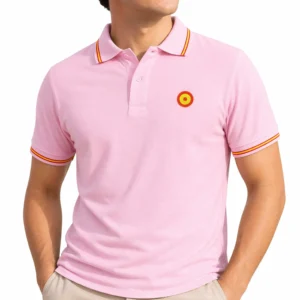 polo España rosa hombre con escarapela en modelo sobre fondo blanco