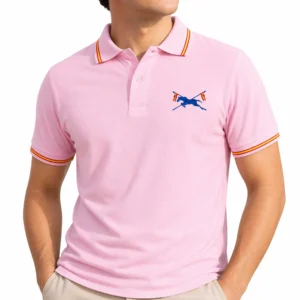 polo escuadron escolta real rosa hombre modelo fondo blanco con bandera de españa en cuello y mangas