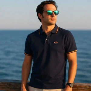 Polo negro con banderas cruzadas de España
