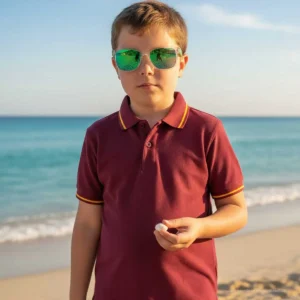 Polo niño granate con bandera de España en cuello y mangas