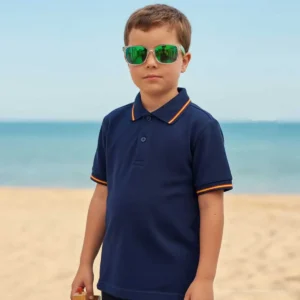 Niño con polo marino y detalles de la bandera de España