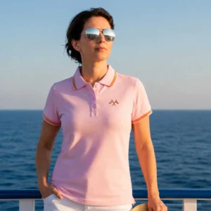 Polo rosa mujer con banderas cruzadas de España bordadas en el pecho