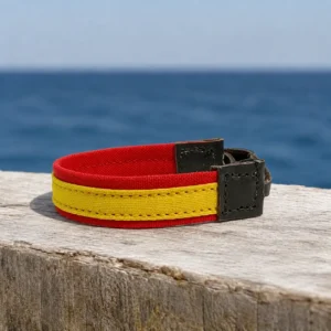 Pulsera de tela roja y amarilla con terminaciones de piel