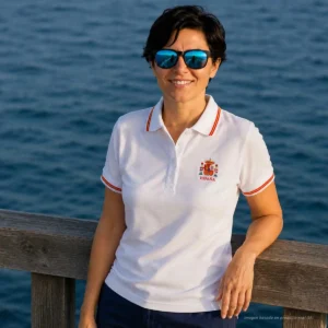 Polo escudo de España blanco mujer vista lateral con escudo bordado
