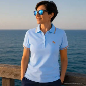 Polo celeste con banderas de España en mástil mujer vista frontal
