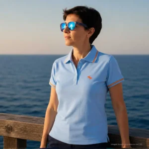 Polo celeste con banderas de España en mástil mujer vista lateral