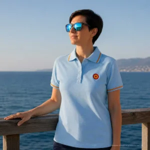Polo Escarapela celeste mujer vista lateral con escarapela bordada