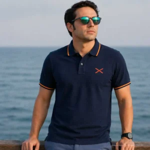 polo cruz de borgoña marino hombre con modelo junto al mar