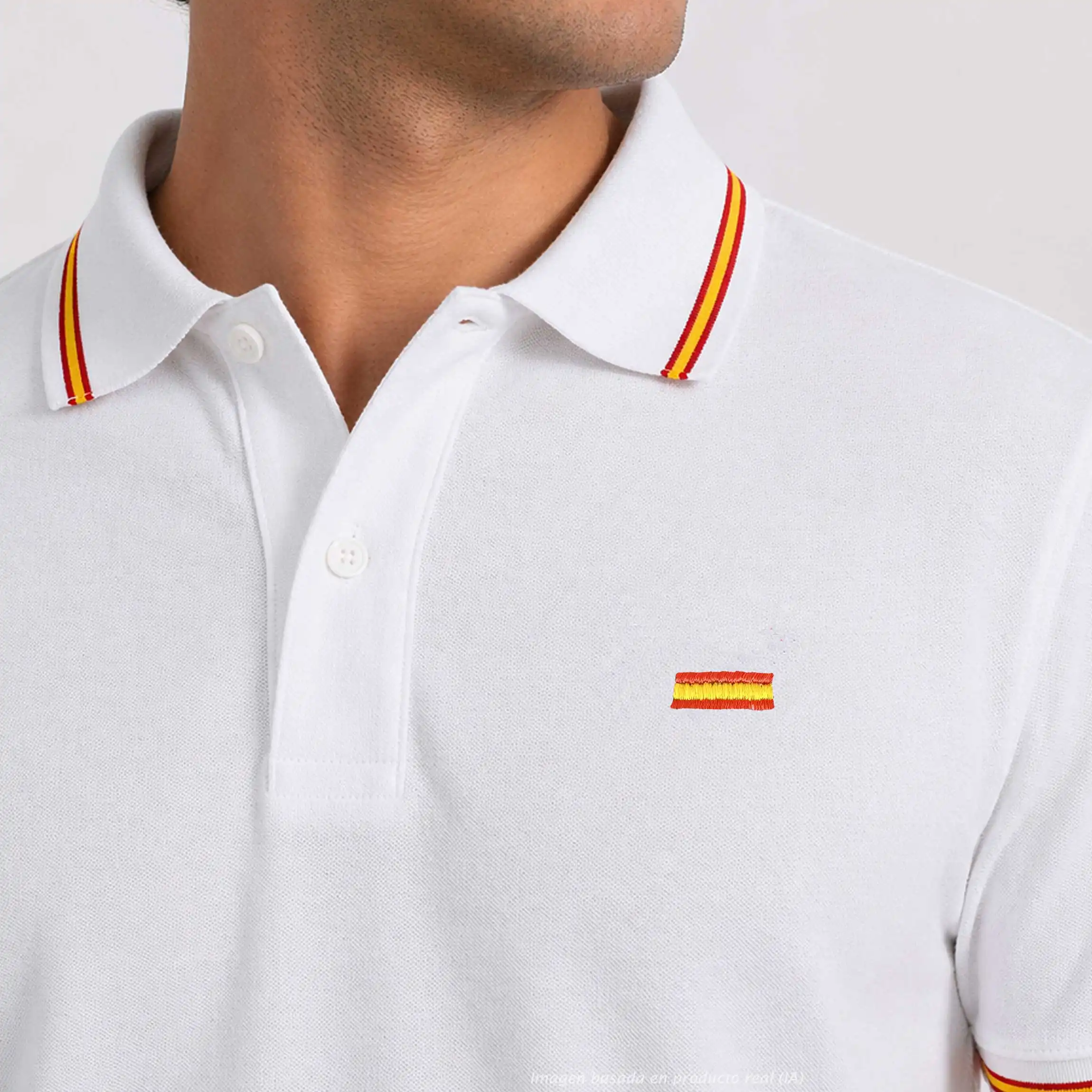 detalle polo blanco bandera de españa bordado y cuello