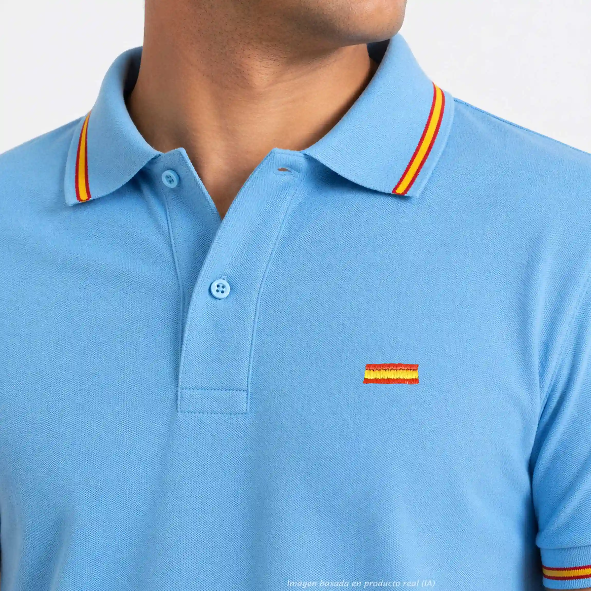 detalle polo celeste bandera de españa bordado y cuello