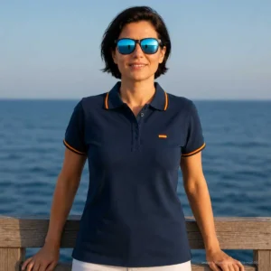 Polo marino mujer con bandera de España bordada sobre modelo