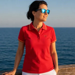 Polo rojo mujer con banderas cruzadas de España en vista lateral