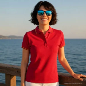 Vista frontal de polo rojo mujer con bandera de España en cuello y mangas