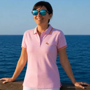 Polo rosa con banderas de España en mástil mujer vista lateral