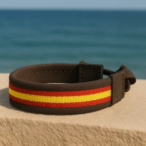 Pulsera bandera de España piel marrón vista al aire libre