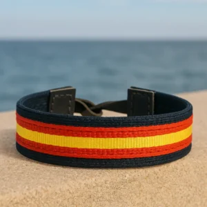 Pulsera bandera de España tela negro vista al aire libre