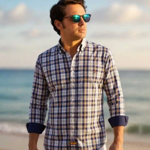 Camisa de cuadros escoceses marino con bandera de España en hombre