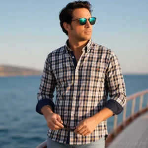 Camisa de cuadros escoceses marino con bandera de España en hombre con estilo informal